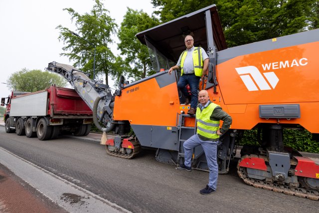 Max de Haan bij wegwerkzaamheden Alde Dyk